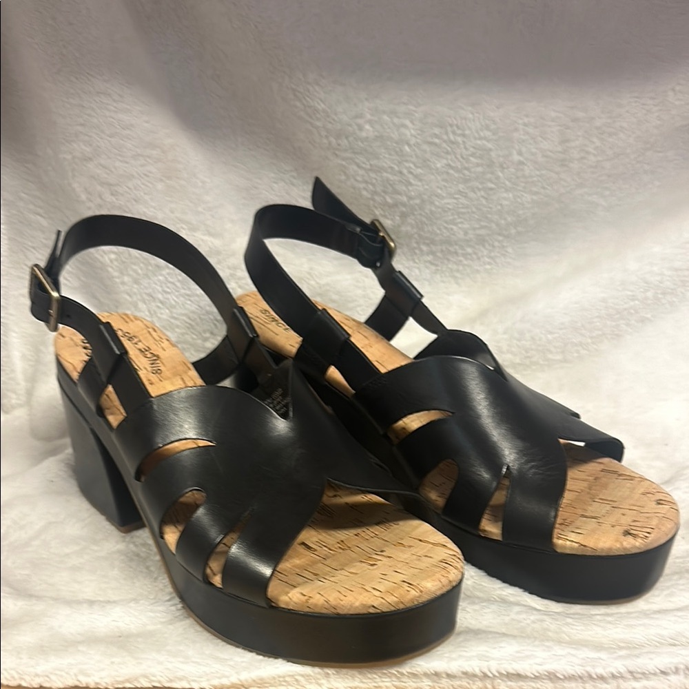 Black Sandals by Korkease